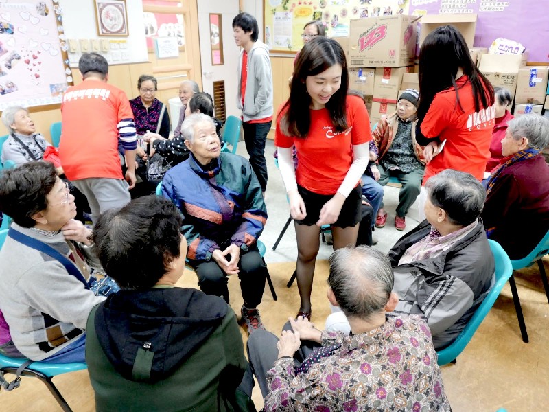 義工與一眾「老友記」談天說地