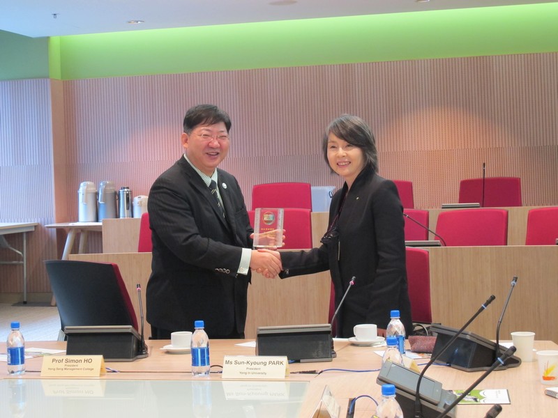 President Simon Ho presented a souvenir to President Sun-Kyoung Park (right)