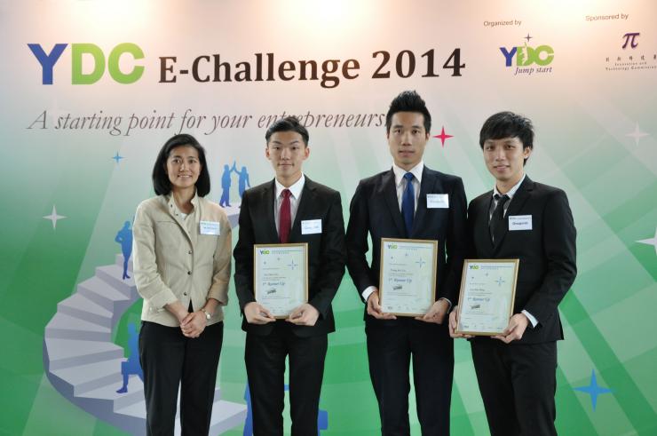 Ms Nisa Leung, Director of the YDC, with the 1st Runner-up team ‐ “Onepoint”