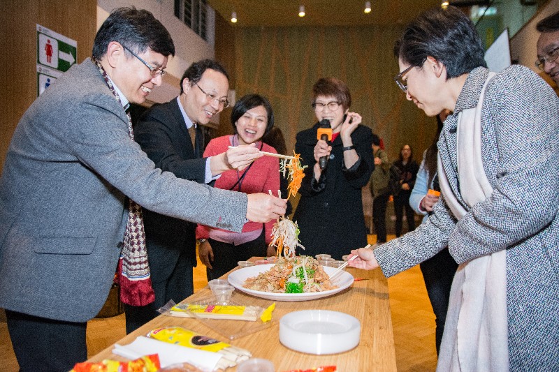 Invited guests experienced “Lou Hei” while Ms. Eileen Chua, tutor of Evergreen College introduced the dish