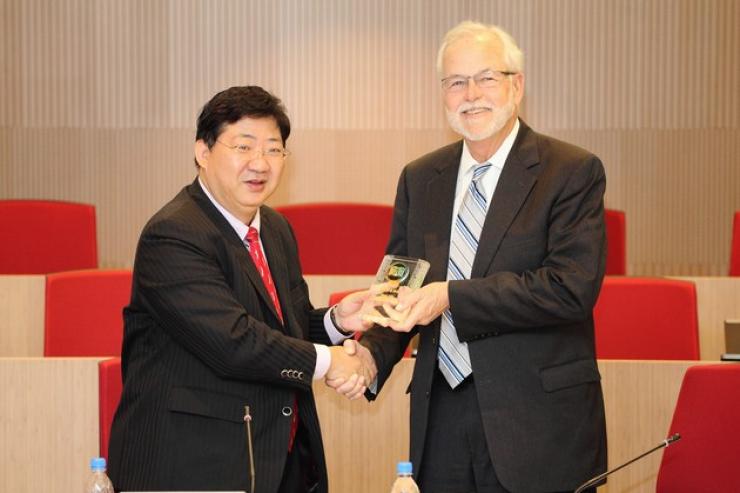 Prof Simon Ho presented a souvenir to Dr Lex McMillan III (right)