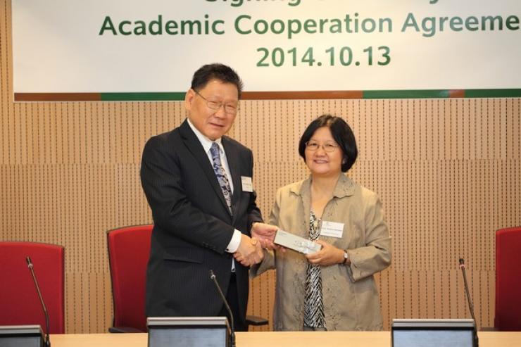 Prof Gilbert Fong presented a souvenir to Prof Teodora Amoloza (right)