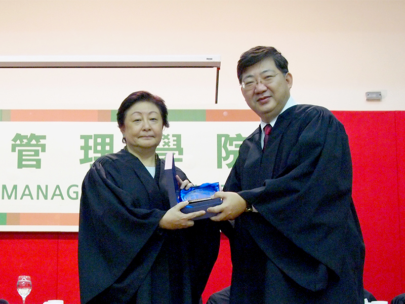 President Simon S M Ho presented a souvenir to honourable guest Ms Rose Lee