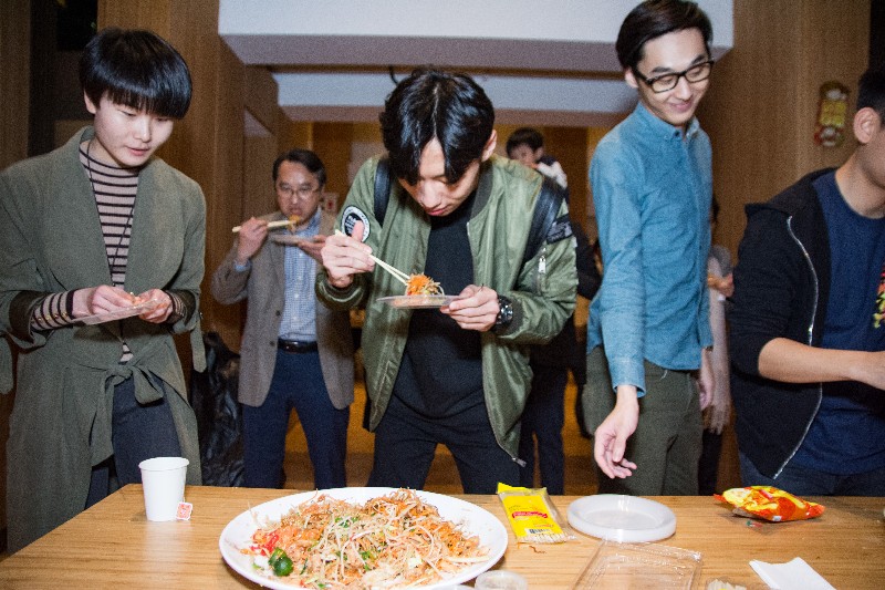 Exchange students were tasting “Lou Hei”