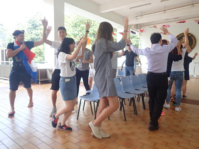 Jump Rope Competition (left) & Stolen Dans – a traditional Dutch game