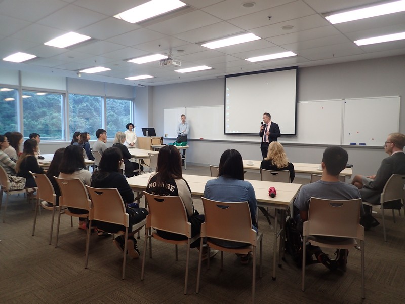 A briefing session and a campus tour (right picture) were held