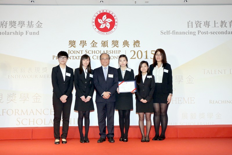 5位學生代表替所有得獎同學從吳克儉局長手中接過證書