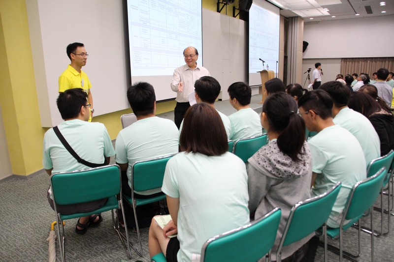 (Left) Associate Dean James Chang, BJC Programme Director, and (right) Professor Trevor Siu, BA-CMCT Programme Director, elaborated on programme structure, graduation and internship requirements of BJC and CMCT respectively