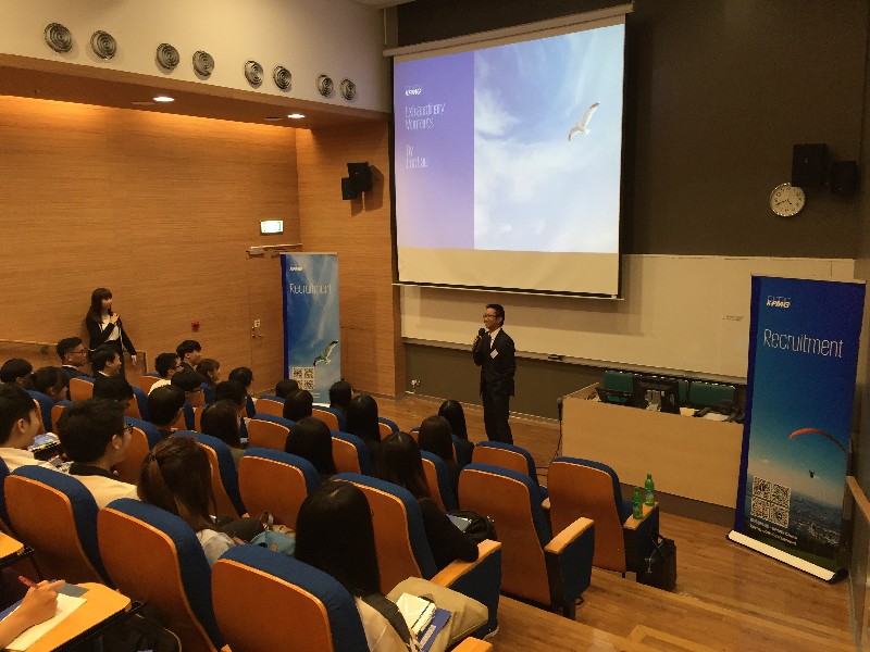 A staff member shared his extraordinary moments when working in KPMG in the recruitment talk on 22 September 2016