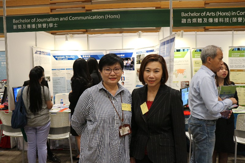 Dean Scarlet Tso（right）and Ms Glacial Cheng（left）were at the exhibition counters