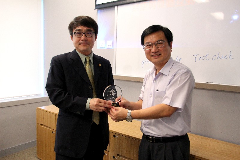 Associate Dean James Chang presented a souvenir to Dr Lin