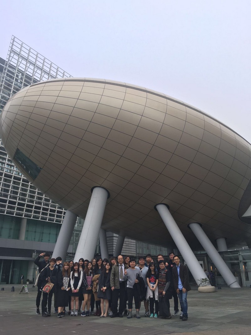 Group photo of the teaching staff and students of SCOM