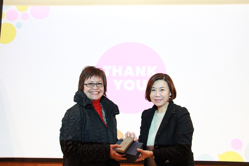 Dean Scarlet Tso, School of Communication, presented souvenir to guest speaker