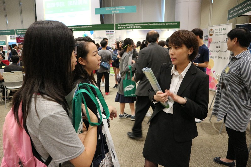 傳播學院師生解答學生及家長查詢