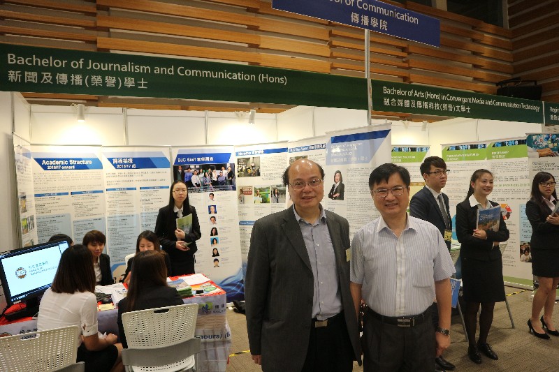 Associate Dean James Chang（right）and Professor Trevor Siu（left） were at the exhibition counters