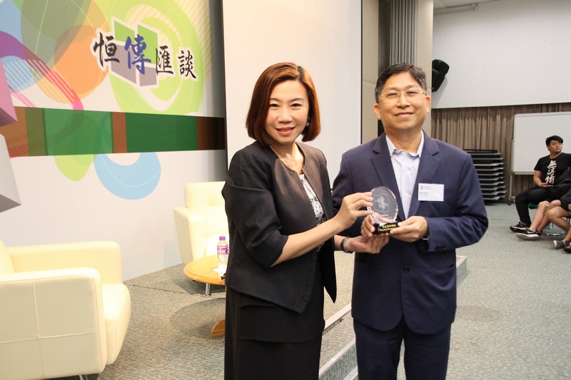 Dean Scarlet Tso presented a souvenir to Mr Chong