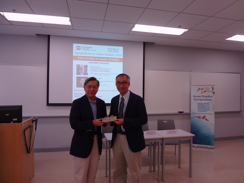 Dean Thomas Luk, School of Humanities and Social Science, presented souvenirs to Professor Ngo Tak-Wing (left) and Professor Lui Tai Lok (right)