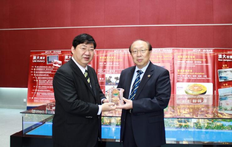 Professor Ho presented souvenir to Professor Wei Zhao, Rector of UM
