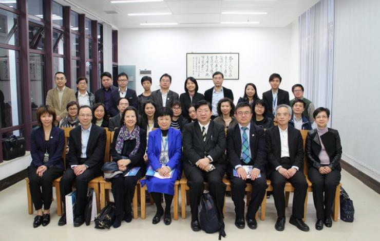 代表團參觀了鄭裕彤書院並與院長鍾玲教授會面