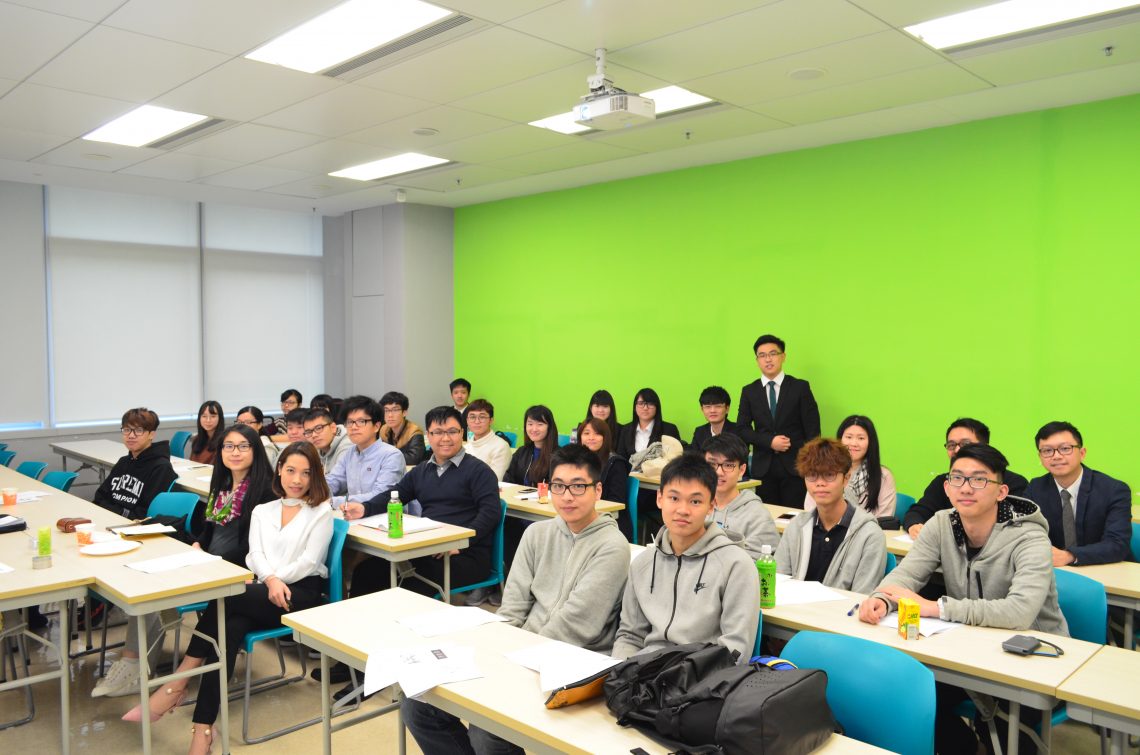 A group photo of speaker, teachers and students