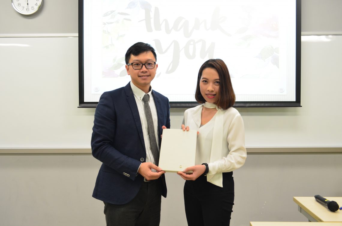 The speaker received souvenir from Dr. Jacky Leung