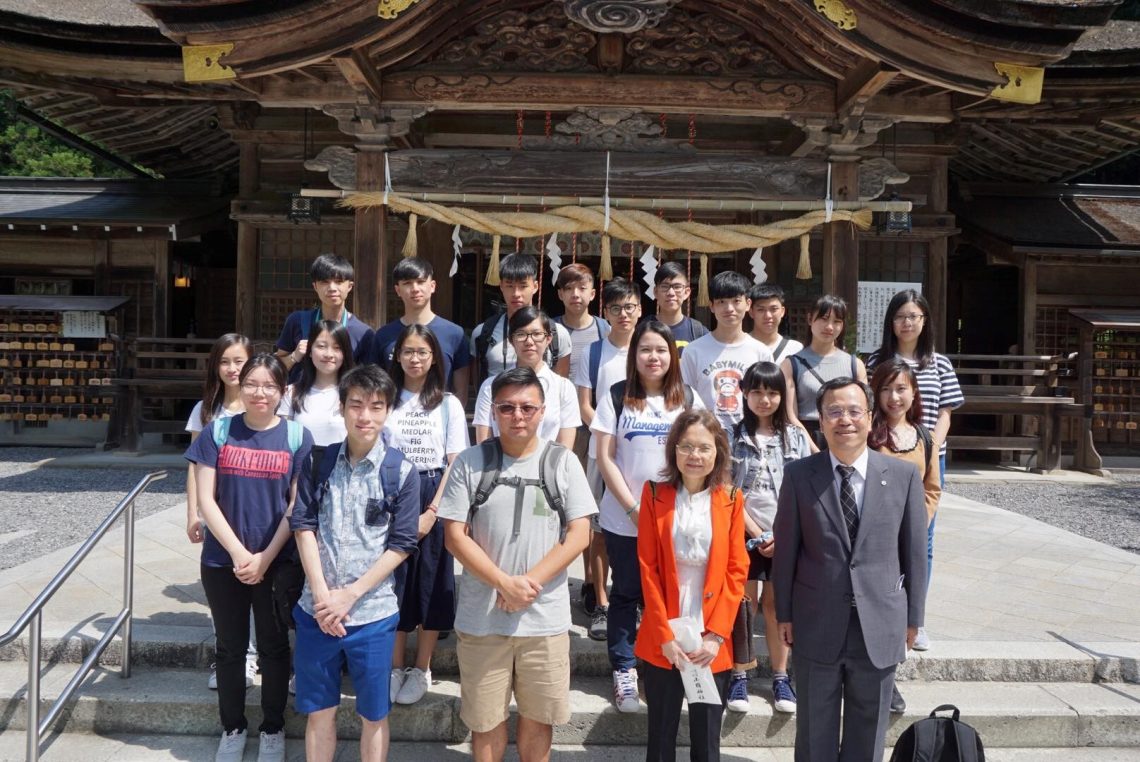 Walking through the boulevard in shades to Oguni-Shrine, students found their inner-peace and were blessed at a ceremony.