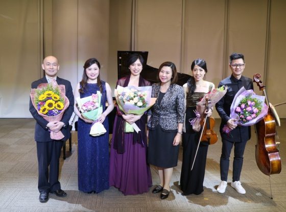協理副校長（傳訊及公共事務）曹虹教授（右三）向五位演奏家致謝。