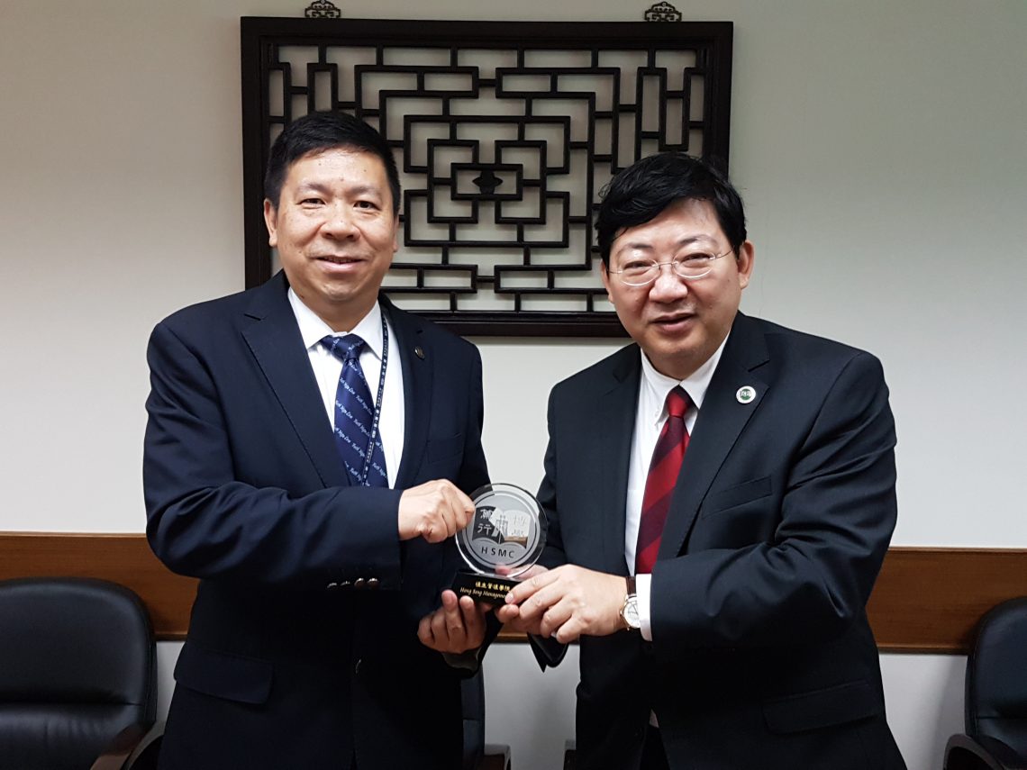 President Ho presented a souvenir to Mr Lei Cheok Kin, Principal of Macau Baptist College (left).