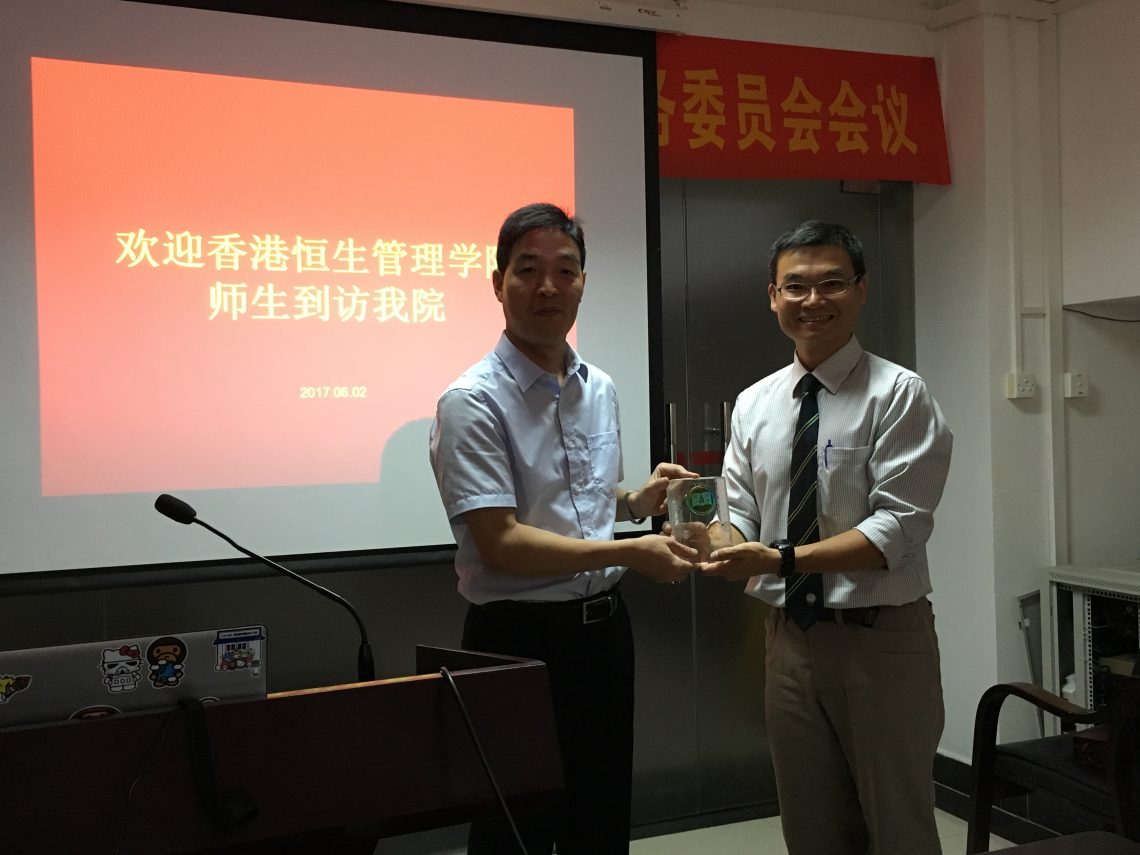 Mr Jim Sze Chung, SAO-PE Unit Manager of HSMC, presented a souvenir to Prof Zhang Jian Gong, General Secretary of Sports Institute of SCUT after the sharing session.