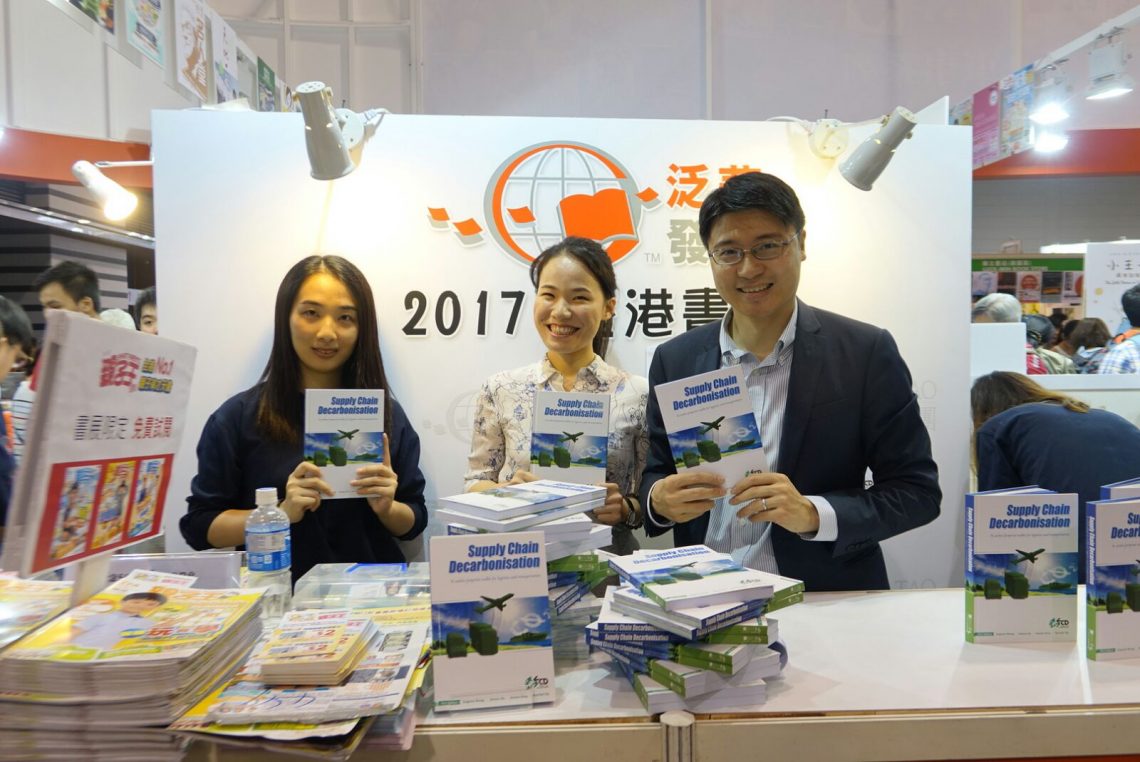 A reader took photo with two of the authors, Dr Eugene Wong (right) and Ms Emma Zhou (centred).