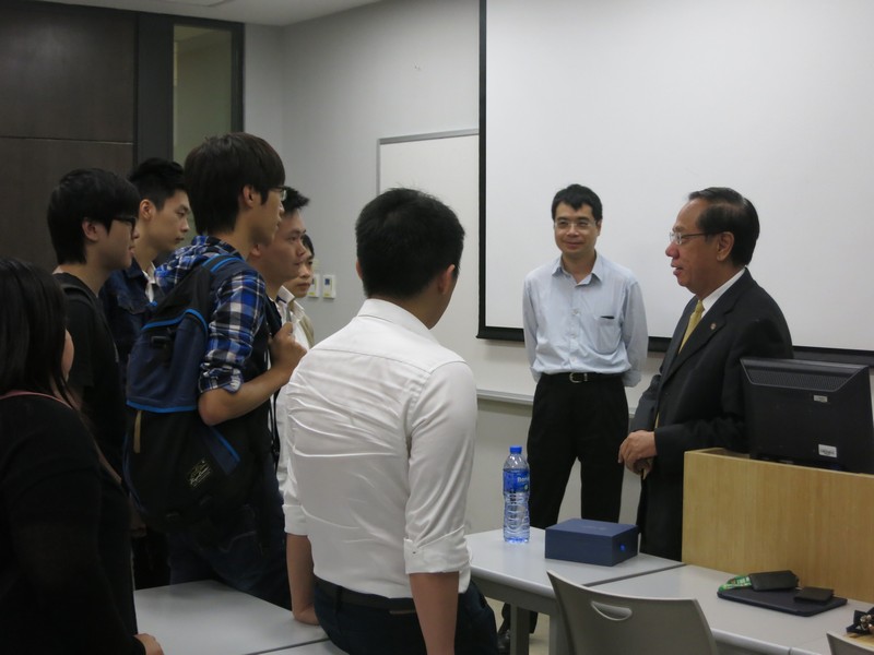 Professor Yip exchanged with HSMC staff and students