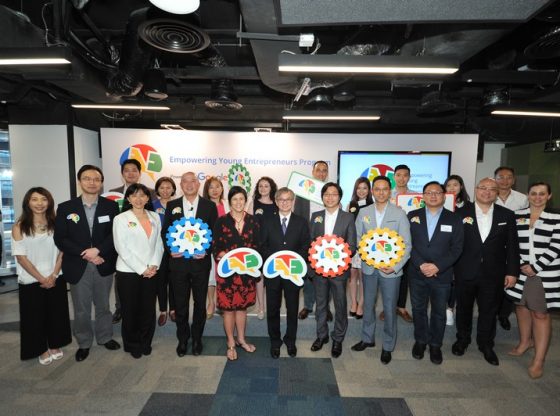 Ms Joanna Kwok, Director of Executive Development Centre, took a memorial photo with representatives from other supporting and sponsoring organisations