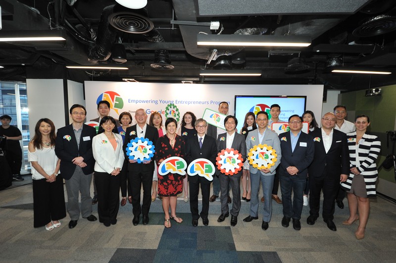 Ms Joanna Kwok, Director of Executive Development Centre, took a memorial photo with representatives from other supporting and sponsoring organisations