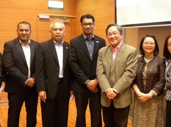 Ms Joanna Kwok, Director of EDC (1st from right ), together with Dr David Chui, Head of Department of Economics and Finance (3rd from right) of HSMC welcomed the guests from IBFIM and Nova Training & Education Institute