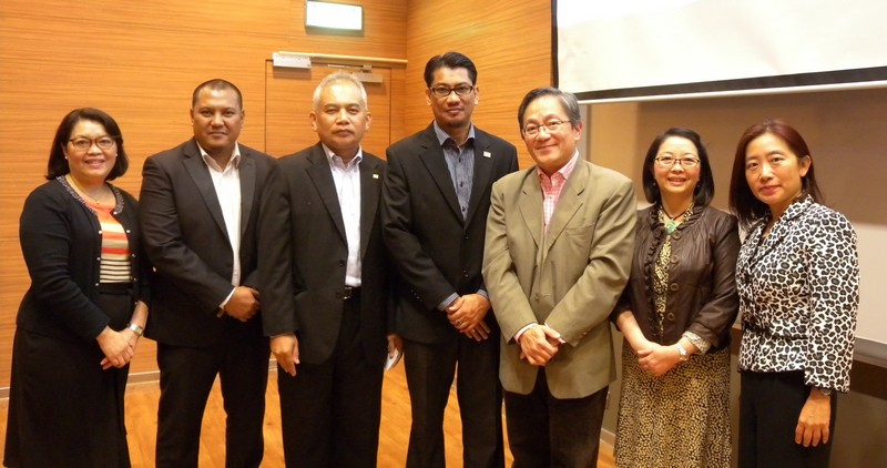 Ms Joanna Kwok, Director of EDC (1st from right ), together with Dr David Chui, Head of Department of Economics and Finance (3rd from right) of HSMC welcomed the guests from IBFIM and Nova Training & Education Institute