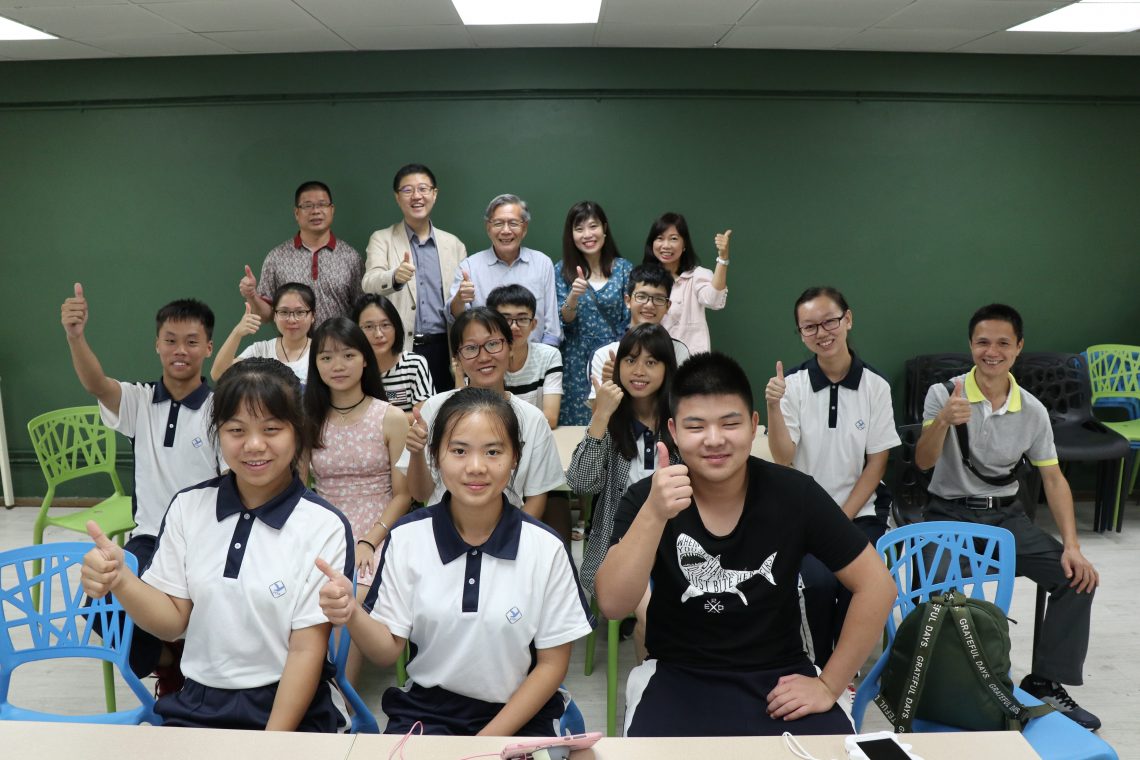 Group photo of Mr David Day, Chief Executive of the Tin Ka Ping Foundation; Professor Luk, Dean of School of Humanities and Social Science and Head of Department of English; teachers from the Department of English; and teachers and students from Dapu County Tin Ka Ping Experimental High School