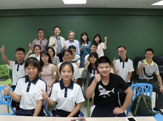 Group photo of Mr David Day, Chief Executive of the Tin Ka Ping Foundation; Professor Luk, Dean of School of Humanities and Social Science and Head of Department of English; teachers from the Department of English; and teachers and students from Dapu County Tin Ka Ping Experimental High School