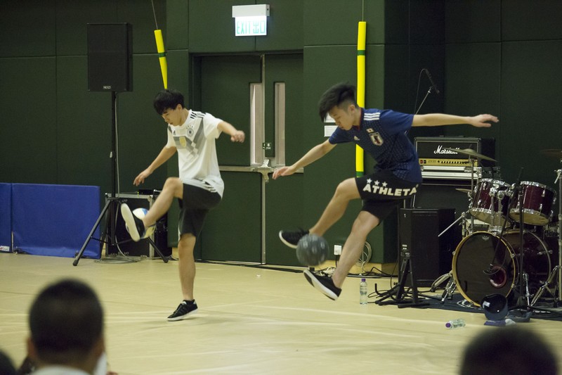 A series of warm-up activities on the spot: freestyle football performance, shooting grid, battling ropes, student singing performance and tattoo stickers -1