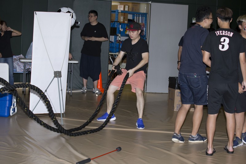 A series of warm-up activities on the spot: freestyle football performance, shooting grid, battling ropes, student singing performance and tattoo stickers -3