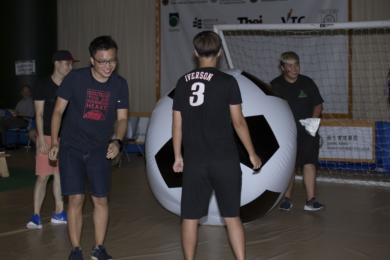 A series of warm-up activities on the spot: freestyle football performance, shooting grid, battling ropes, student singing performance and tattoo stickers -4