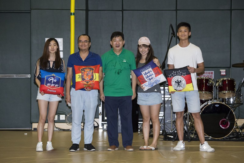 Winners of the lucky draw received cushions with national flag patterns and jerseys. -1