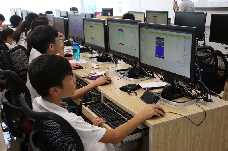 Students learned how to create sports-related mobile app with guidance by coding tutors.