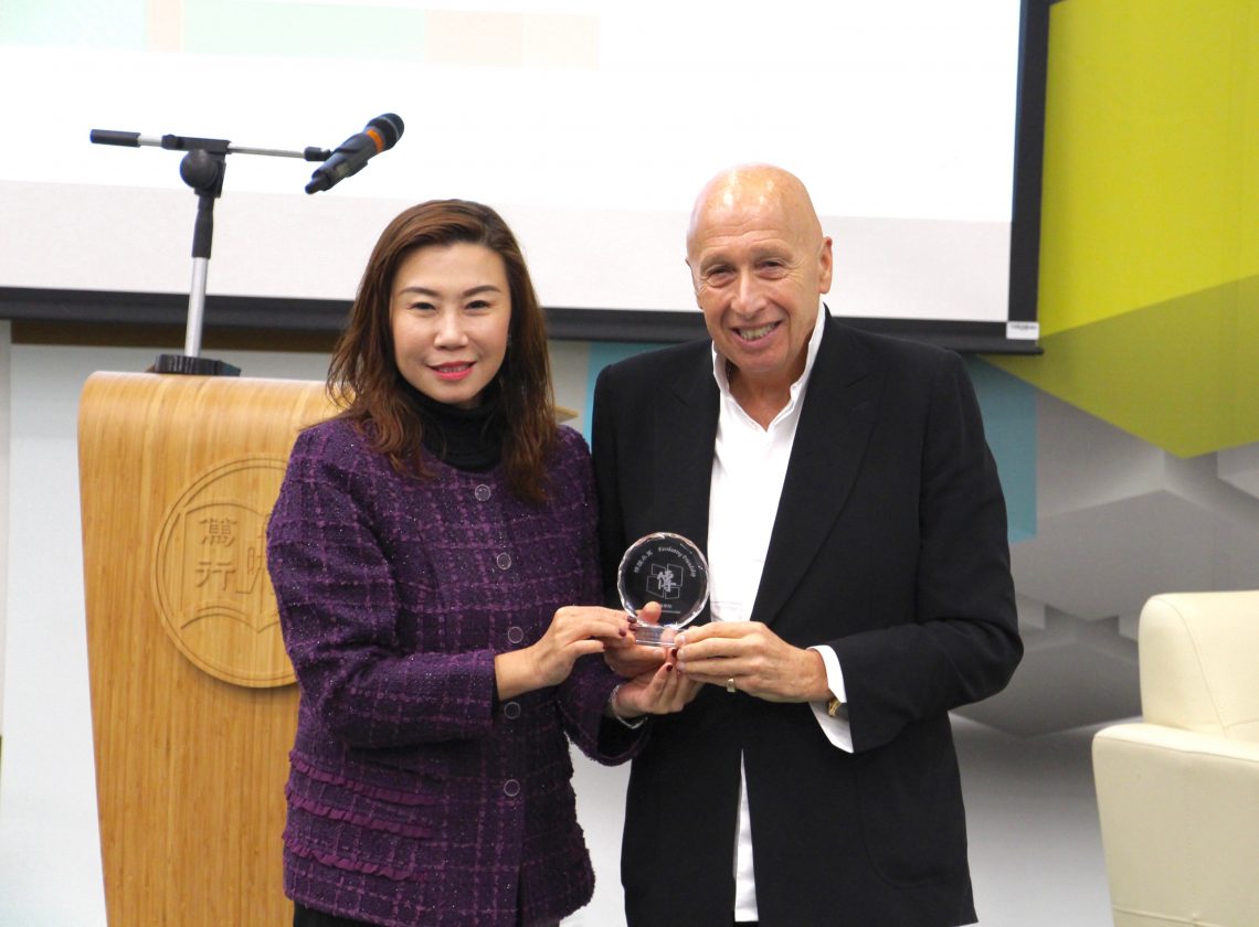 Prof Scarlet Tso, Dean of School of Communication, presented a souvenir to Mr Zeman.