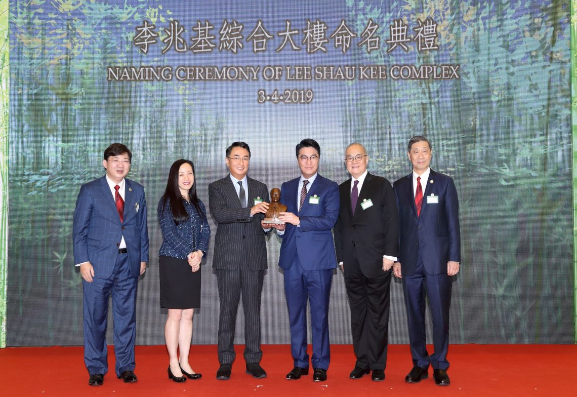 Ms Louisa Cheang, Chairman of HSUHK Board of Governors (2nd from left); Dr Moses Cheng, HSUHK Council Chairman (2nd from right); Dr Patrick Poon, Chairman of HSUHK Fundraising and Donation Committee and Foundation Management Committee (1st from right); and President Simon Ho (1st from left) presented a souvenir to Dr Peter Lee, Vice Chairman of the Henderson Land Group (3th from left) and Mr Martin Lee, Vice Chairman of the Henderson Land Group (3rd from right).