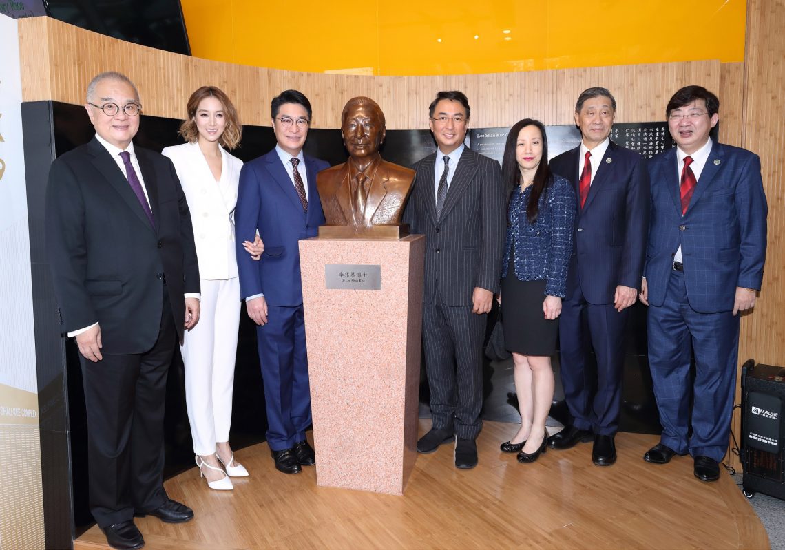 The officiating guests officiated at the ceremony for the unveiling of the first bronze bust of Dr Lee Shau Kee in Hong Kong in recognition of Dr Lee’s contributions to the University and to education.