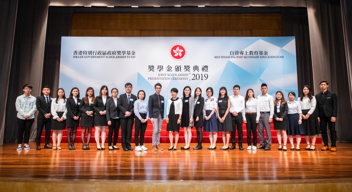 A group photo of Ms Esther Lee (11th from left), Ms Jessie Wong (11th from right) and Mr Matthew Wong (10th from left) with all HSUHK awardee representatives.