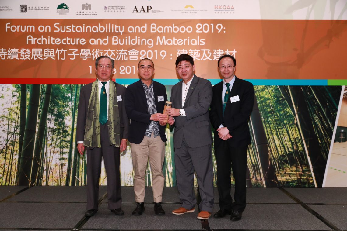 President Simon Ho, Mr Martin Tam and Vice-President (Organisational Development) Dr Tom Fong presenting souvenir to Mr Kenneth Yiu, representative of the Forum’s Sole Diamond Sponsor Build King Holdings Limited (second from the left).