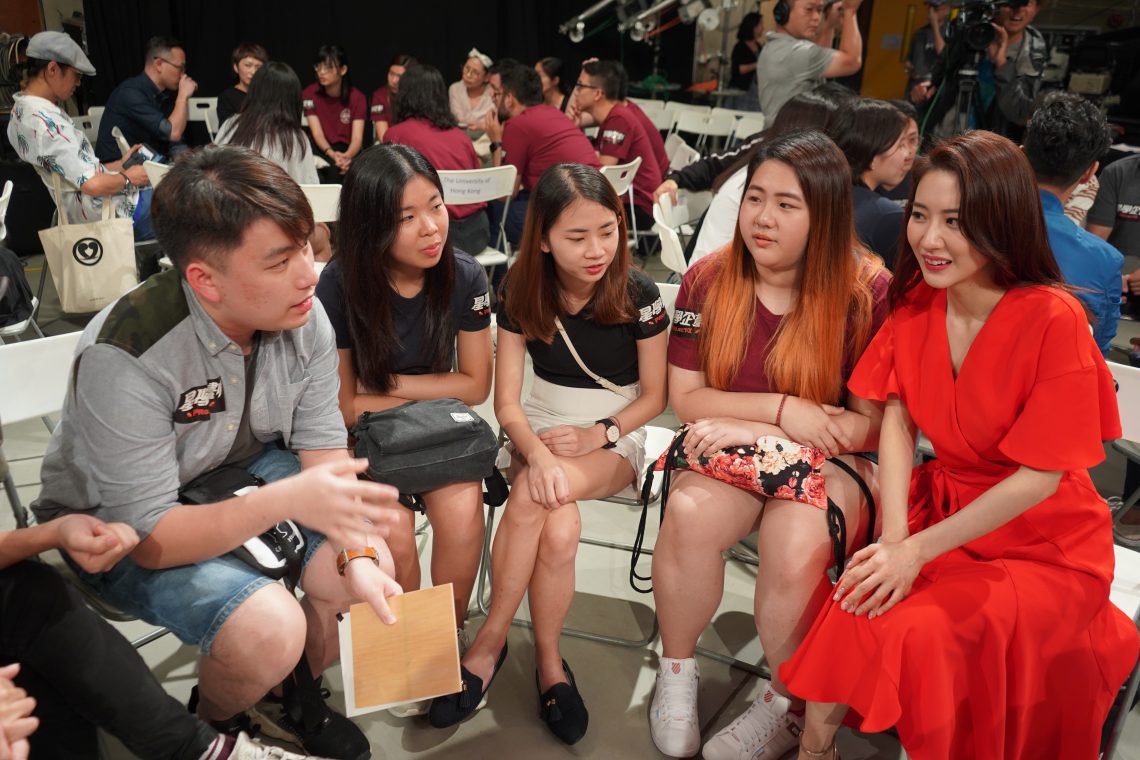 歌手菊梓喬與傳播學院師生一起商討「星學企劃」項目的方向