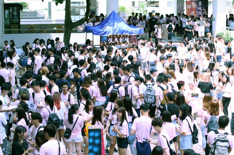 New students visited the booths arranged by student organisations at “恒薈”