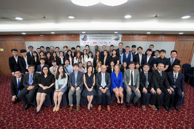 The participating teams pictured with representatives from the organiser in the 10th International Logistics Case Competition 2019